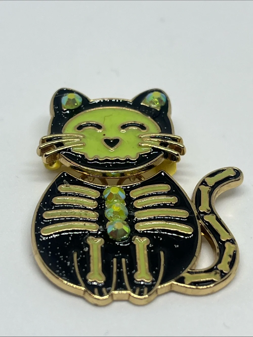 Green & Black Cat Medal Brooch - Decorative Pet-Themed Accessory Hand Crafted